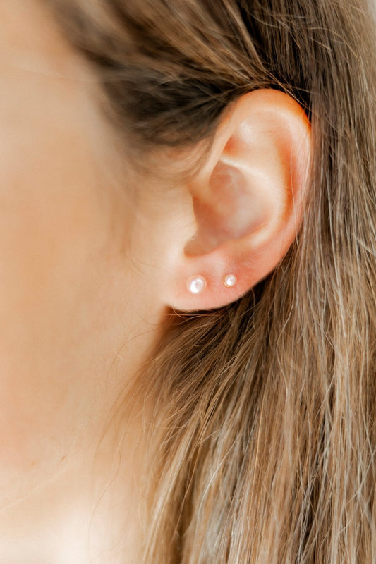 BOUTIQUE LINNY CO PAYTON PEARL PINK 5MM SCREWBACK STUD EARRINGS IN EAR