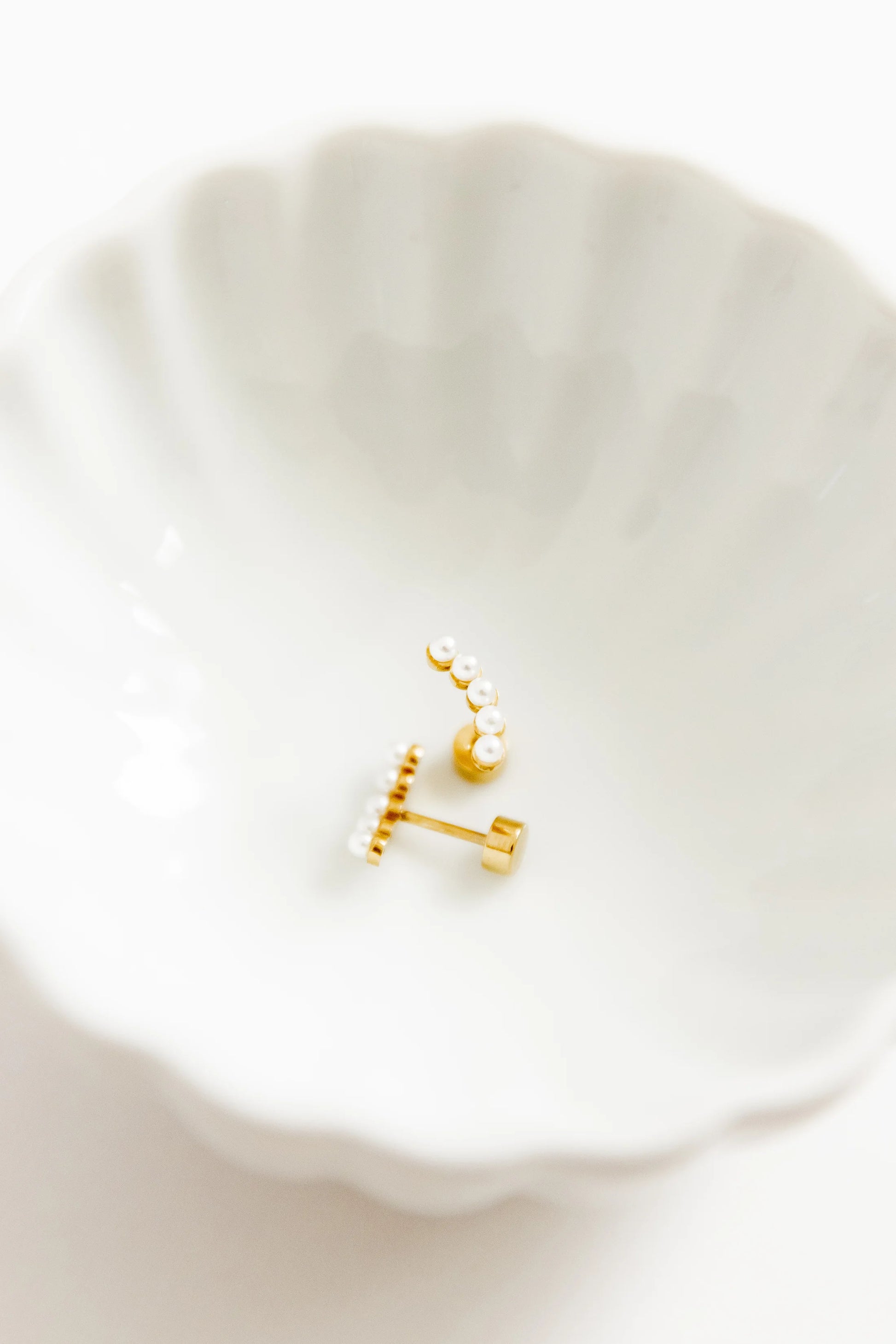 BOUTIQUE LINNY CO SCREWBACK STUD EARRINGS - ABIGAIL PEARL 4