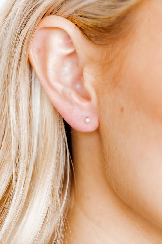 BOUTIQUE LINNY CO SCREWBACK STUD EARRINGS PAYTON PEARL 3MM  IN EAR