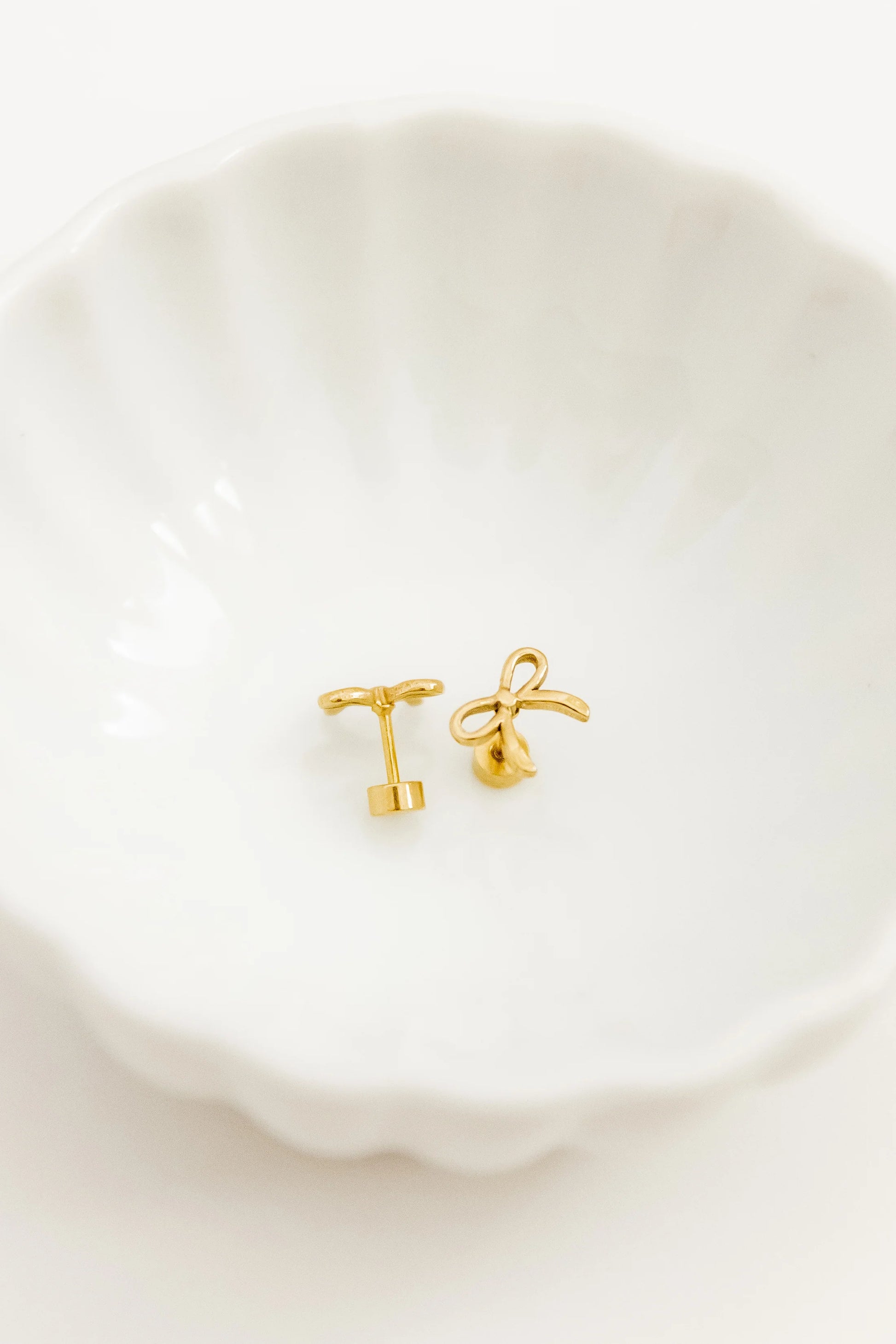 BOUTIQUE LINNY CO SCREWBACK STUD EARRINGS SADIE BOW GOLD