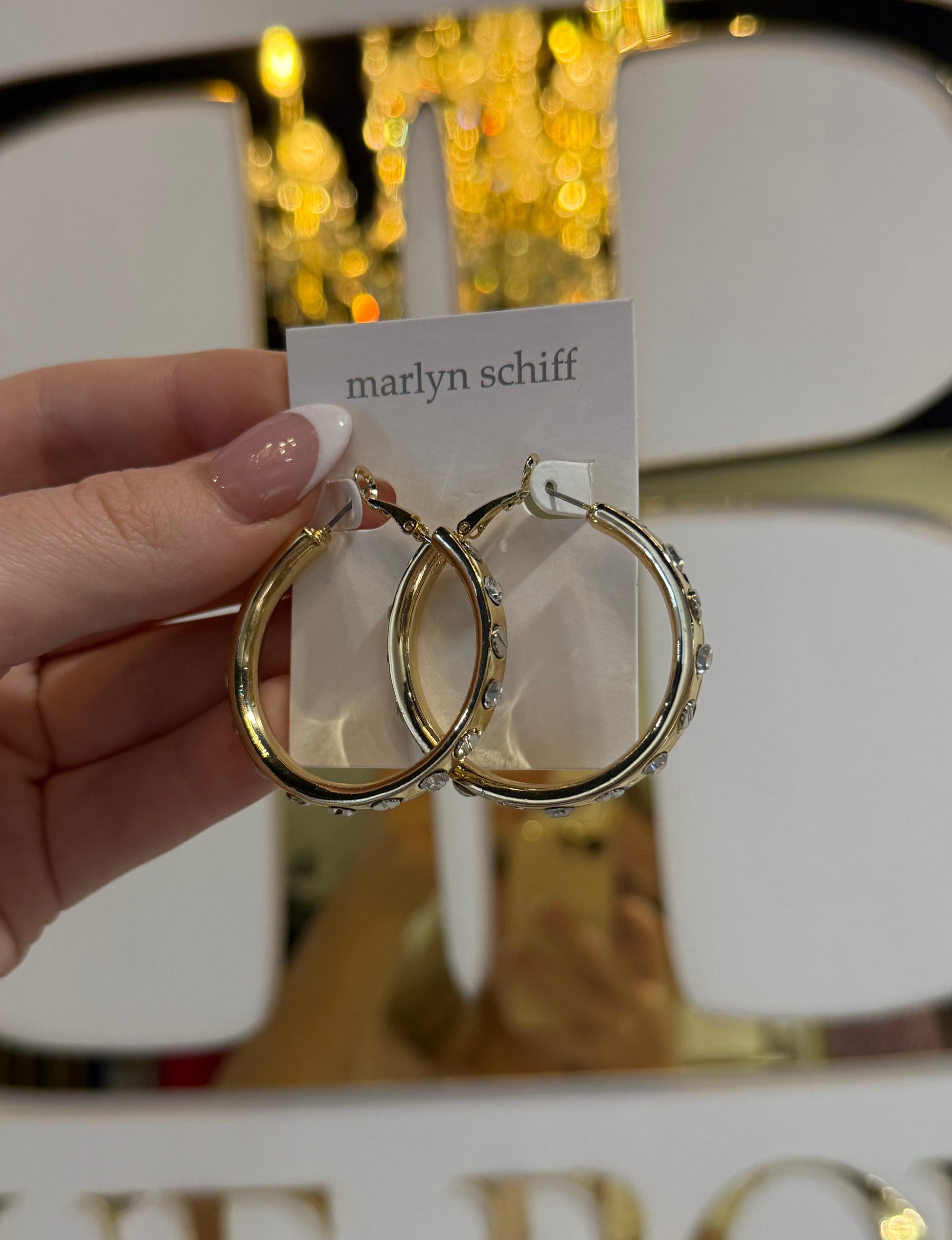 BOUTIQUE MARLYN SCHIFF NAILHEAD GEMSTONE HOOP SHINY GOLD IN HAND