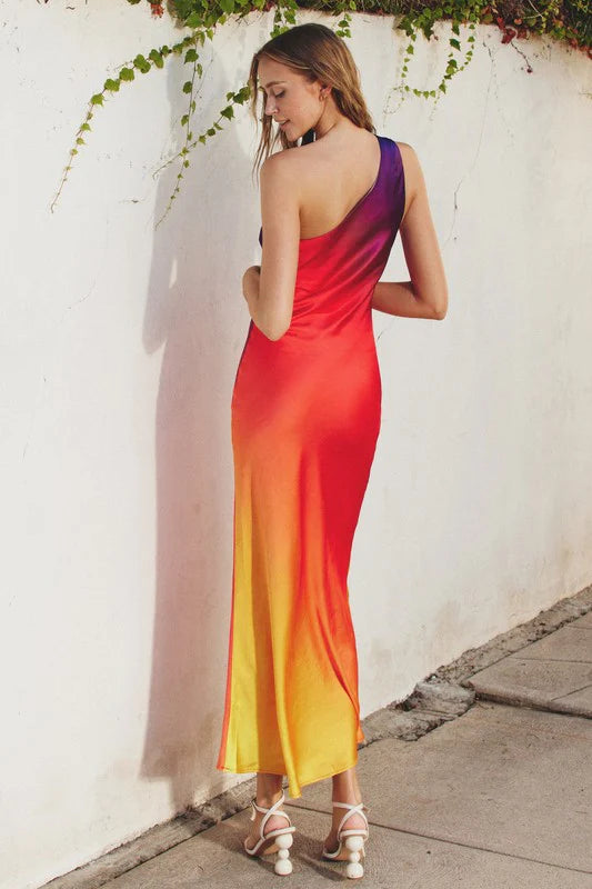 Vestido largo de un hombro al atardecer