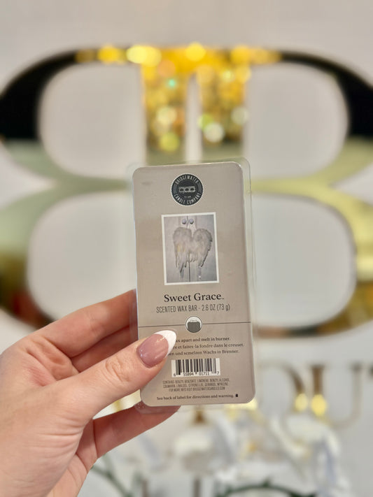 BOUTIQUE SWEET GRACE WAX BAR IN HAND