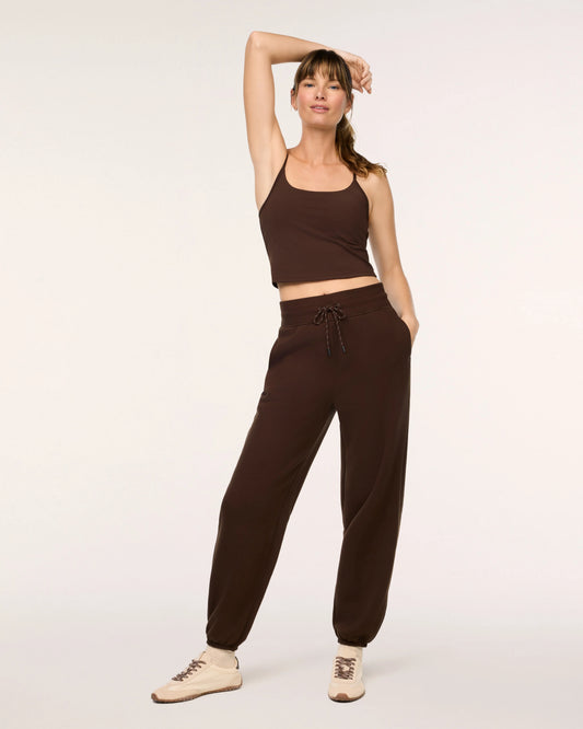 Model wearing Spanx Fleece Jogger Umber Root with white background