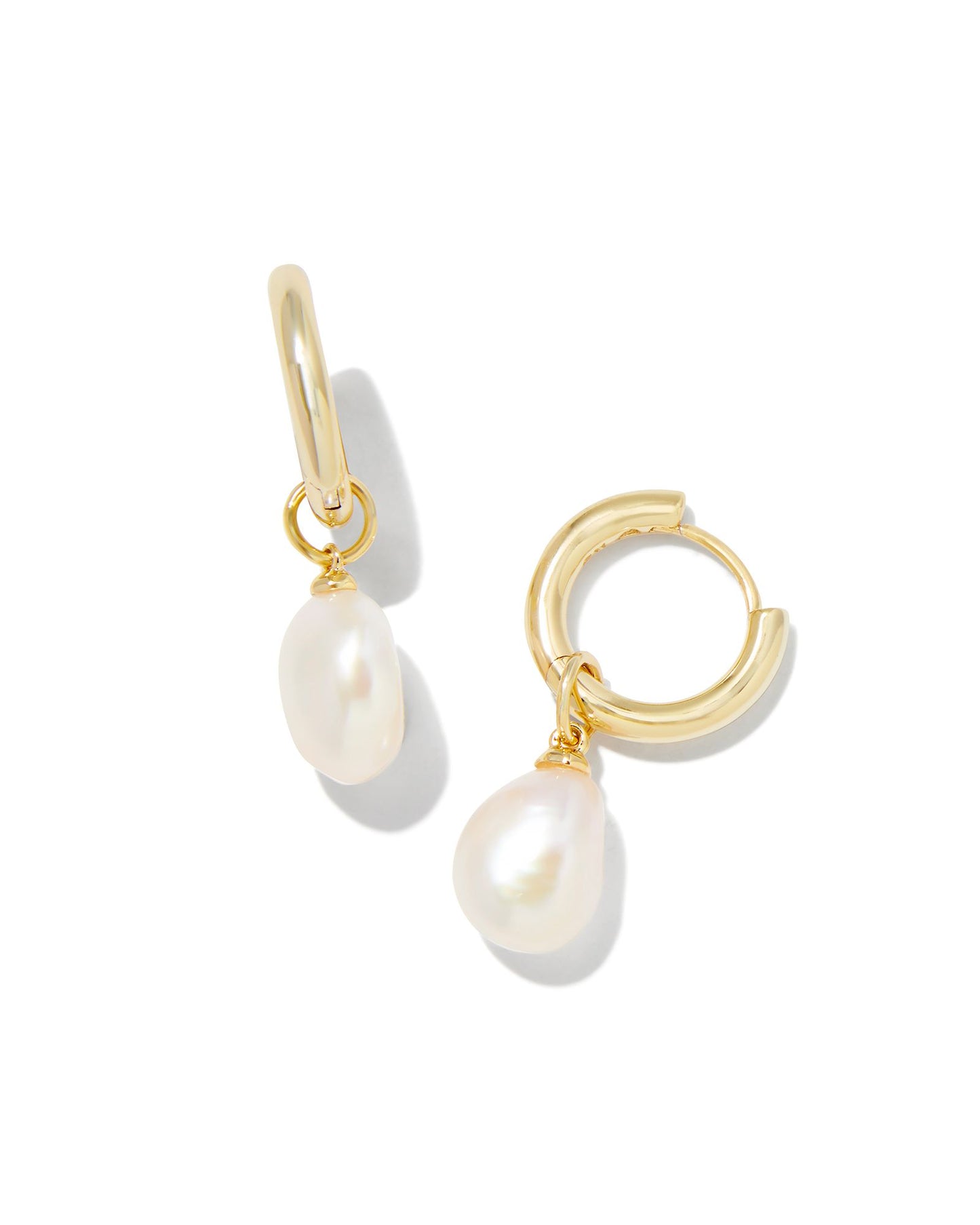 KENDRA SCOTT Willa Pearl Huggie Earrings in Freshwater Cultured Pearl