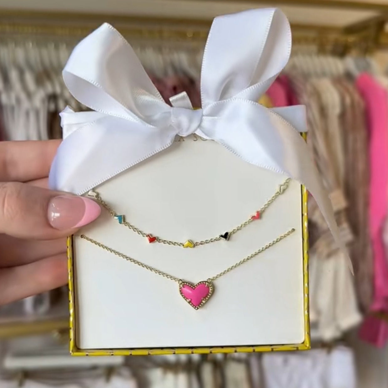 BOUTIQUE KENDRA SCOTT GOLD ARI HAVEN ENAMEL HEART NECKLACE GIFT SET IN NEON PINK MAGNESITE 2